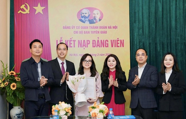 Thành đoàn Hà Nội tổ chức Lễ kết nạp đảng viên mới