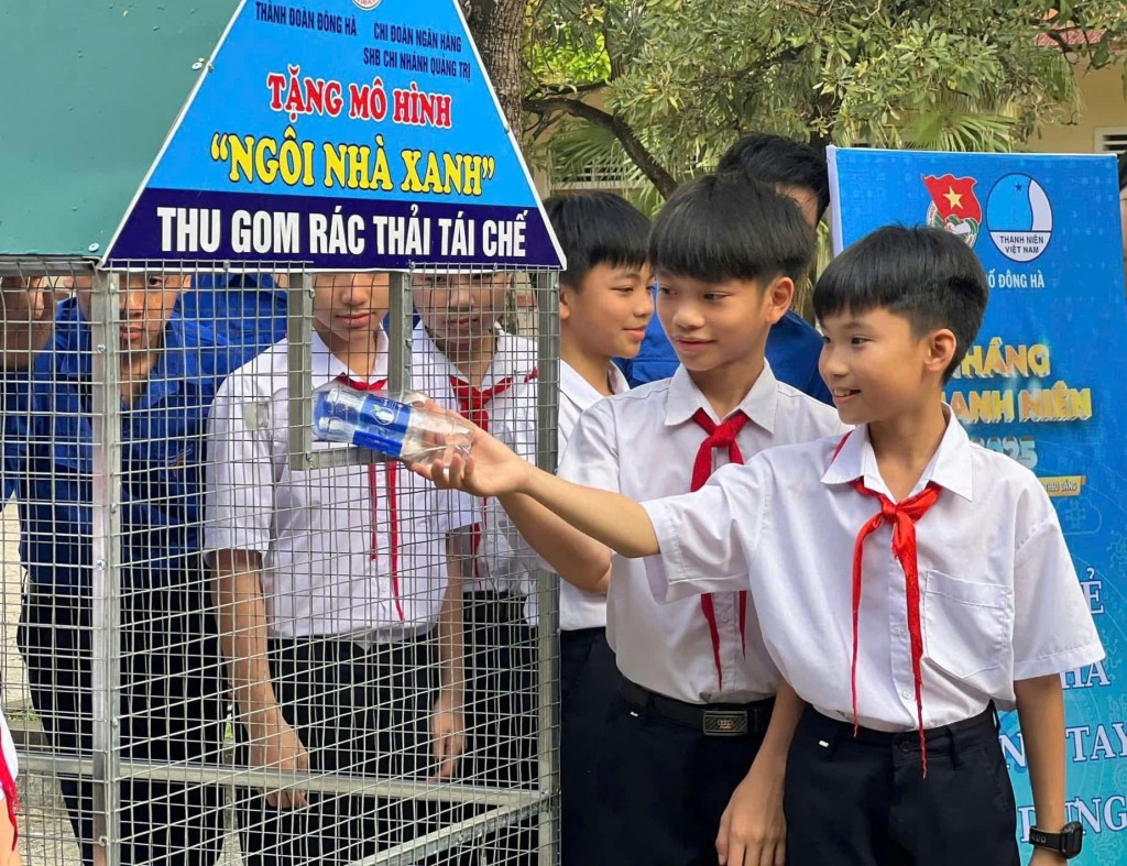 Phân loại rác tại trường học không chỉ là một hoạt động đơn thuần nhằm giảm thiểu ô nhiễm môi trường, mà còn thay đổi nhận thức mỗi học sinh trở thành một “đại sứ môi trường”