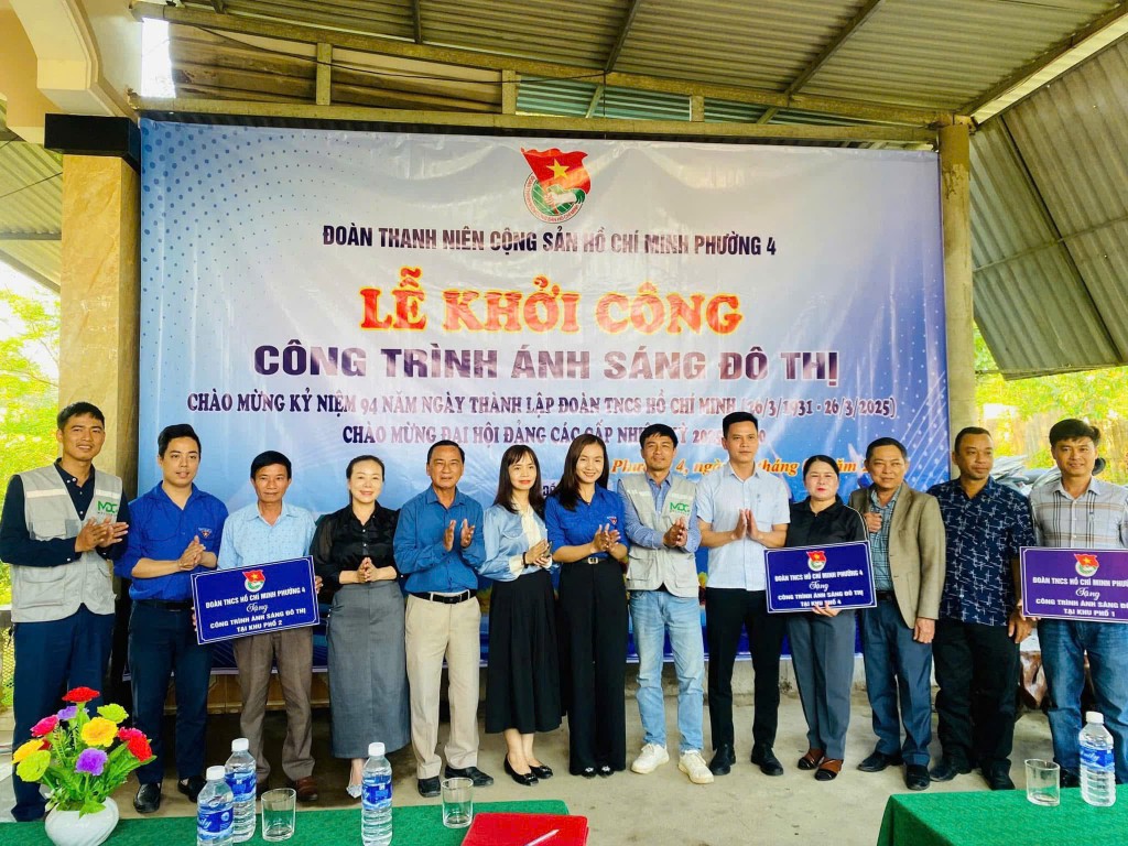 Đoàn cơ sở phường 4, Thành đoàn TP Đông Hà trao tặng 3 công trình “Ánh sáng đô thị”