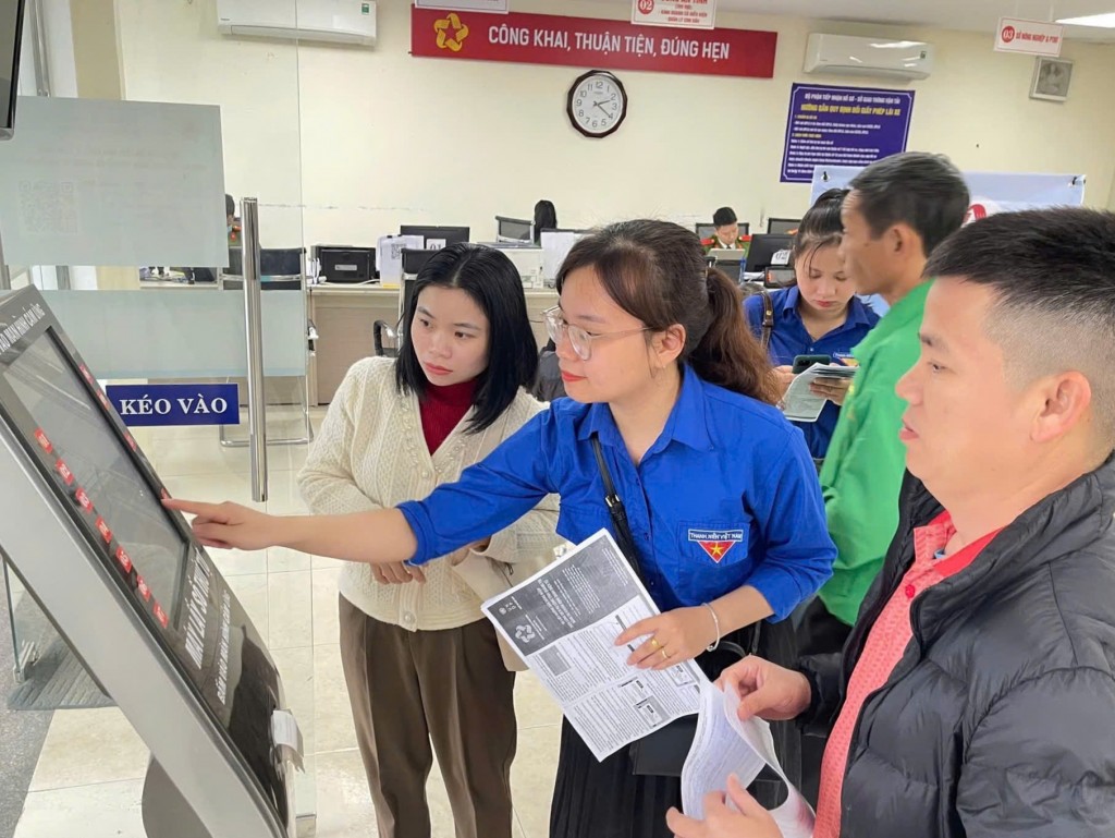 Đội hình trí thức trẻ tình nguyện hỗ trợ người dân, doanh nghiệp thực hiện dịch vụ công trực tuyến cấp tỉnh