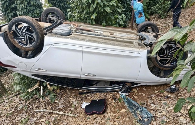 Người đàn ông bị truy đuổi, lái xe ô tô đâm vào trụ tiêu bên lề đường, khiến chiếc xe lật ngửa (Ảnh CTV)