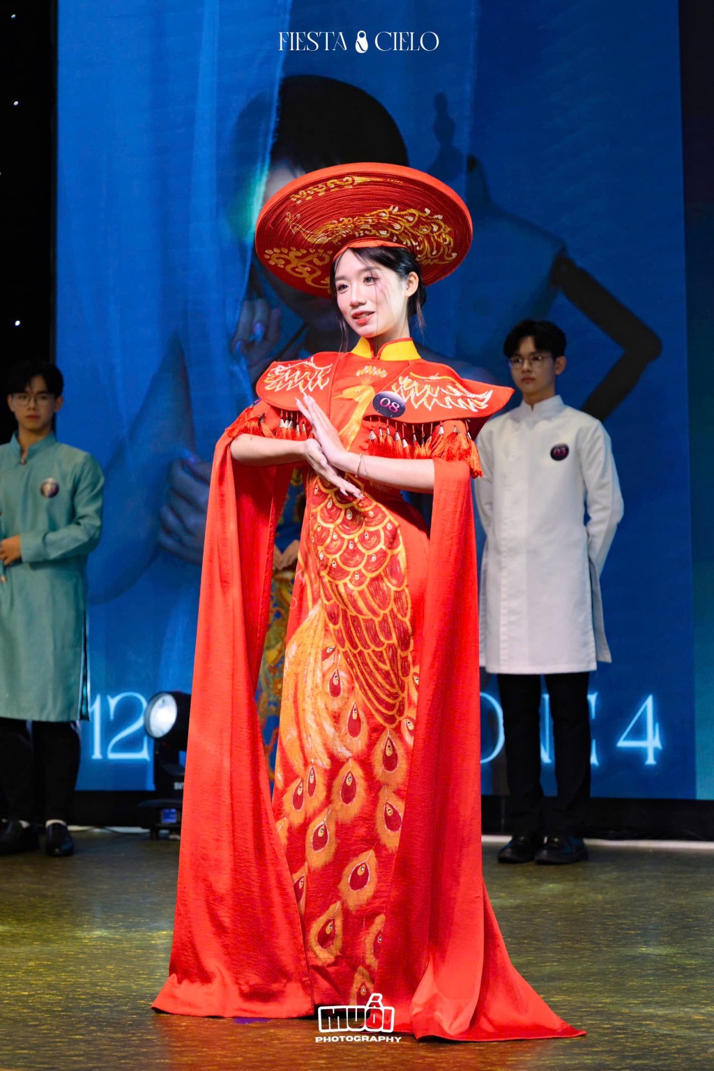 Diện tà áo dài truyền thống, các thí sinh toát lên vẻ duyên dáng, thanh lịch cùng phong thái đầy tự tin.