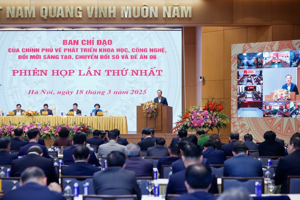 Thứ trưởng Bộ Khoa học và Công nghệ Phạm Đức Long công bố Quyết định của Thủ tướng Chính phủ về việc thành lập Ban Chỉ đạo của Chính phủ về phát triển khoa học, công nghệ, đổi mới sáng tạo, chuyển đổi số và Đề án 06 - Ảnh: VGP/Nhật Bắc