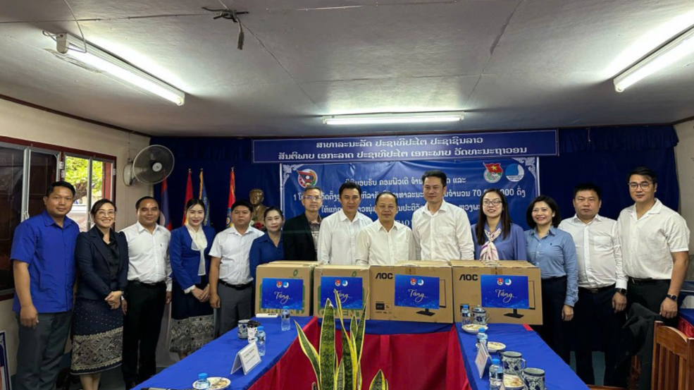 Đoàn trao quà tới 