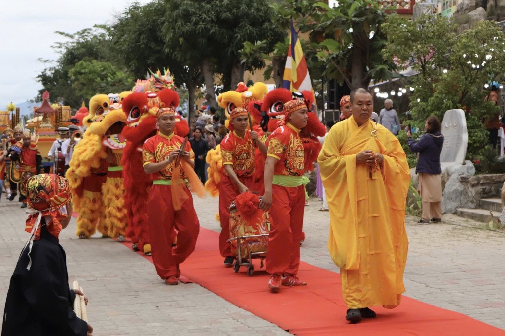 Năm nay, lễ hội diễn ra ngay trước thềm 50 năm Ngày giải phóng TP Đà Nẵng và mừng đất nước thống nhất (Ảnh Đ.Minh)