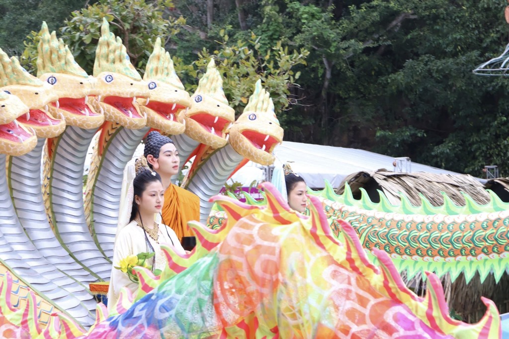 Lễ hóa trang Bồ Tát Quán Thế Âm thực hiện song hành với nghi lễ rước tôn tượng Đức Bồ Tát Quán Thế Âm và cũng là một trong những phần lễ trang nghiêm được phật tử, du khách mong chờ nhất (Ảnh Đ.Minh)