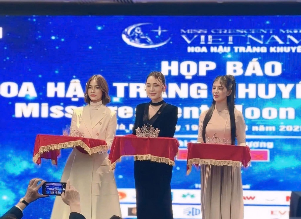 Ban Tổ chức công bố vương miện cho các thí sinh đạt giải