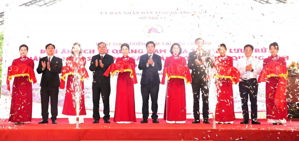 Bí thư Tỉnh ủy Lương Nguyễn Minh Triết cùng các đồng chí lãnh đạo tỉnh cắt băng khai mạc triển lãm. (Ảnh: quangnam.gov.vn)