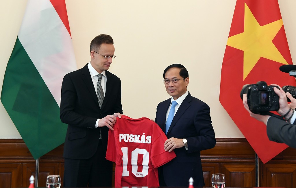 Bộ trưởng Szijjártó Péter tặng quà lưu niệm cho Phó Thủ tướng Bùi Thanh Sơn - Ảnh: VGP/Hải Minh