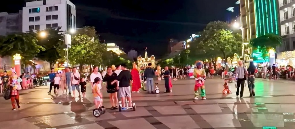 Phố đi bộ Nguyễn Huệ