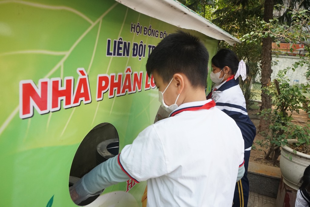 Các em học sinh phân loại rác thải 