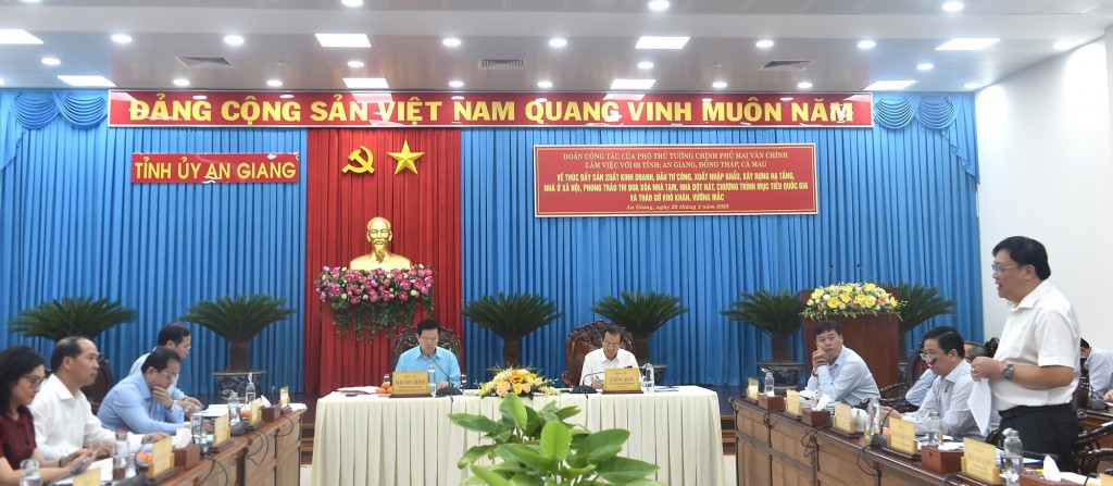 Lãnh đạo các tỉnh báo cáo các vấn đề liên quan đến sắp xếp tổ chức bộ máy, triển khai các công trình dự án trọng điểm và giải ngân vốn đầu tư công; phát triển nhà ở xã hội; xóa nhà tạm, nhà dột nát; triển khai thực hiện Nghị quyết số 57 của Bộ Chính trị - Ảnh: VGP/Giang Thanh
