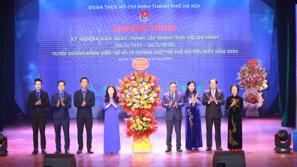 Thường trực Thành đoàn Hà Nội đón nhận hoa chúc mừng của lãnh đạo thành phố Hà Nội Thường trực Thành đoàn Hà Nội đón nhận hoa chúc mừng của lãnh đạo thành phố Hà Nội