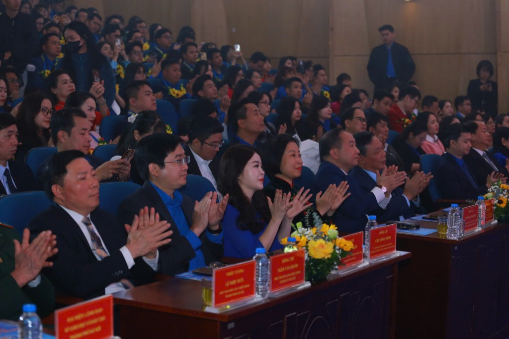 Các vị đại biểu tham dự chương trình Các vị đại biểu tham dự chương trình