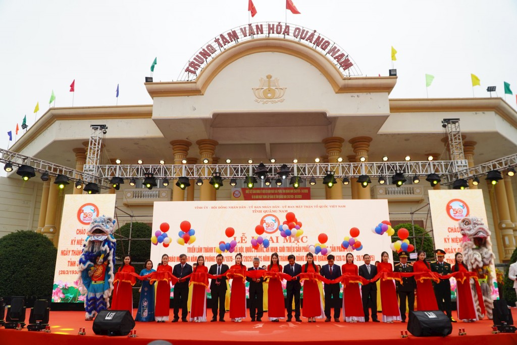 Lãnh đạo tỉnh Quảng Nam cùng các đại biểu cắt băng khai mạc triển lãm. (Ảnh: quangnam.gov.vn)