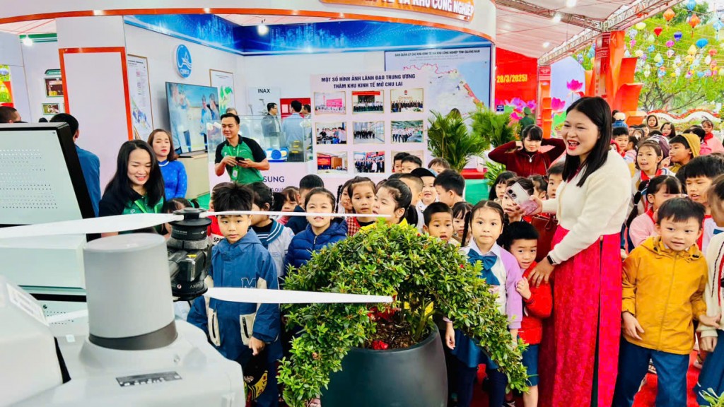 Đông đảo học sinh tham quan triển lãm. (Ảnh: quangnam.gov.vn)
