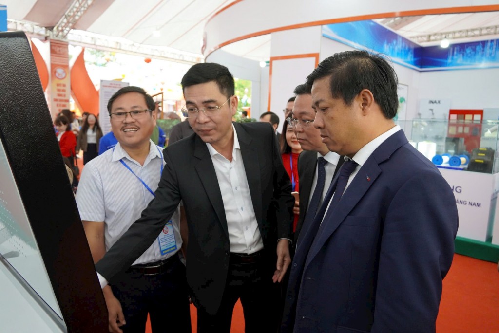 Lãnh đạo tỉnh tham quan triển lãm thành tựu khoa học công nghệ. (Ảnh: quangnam.gov.vn)