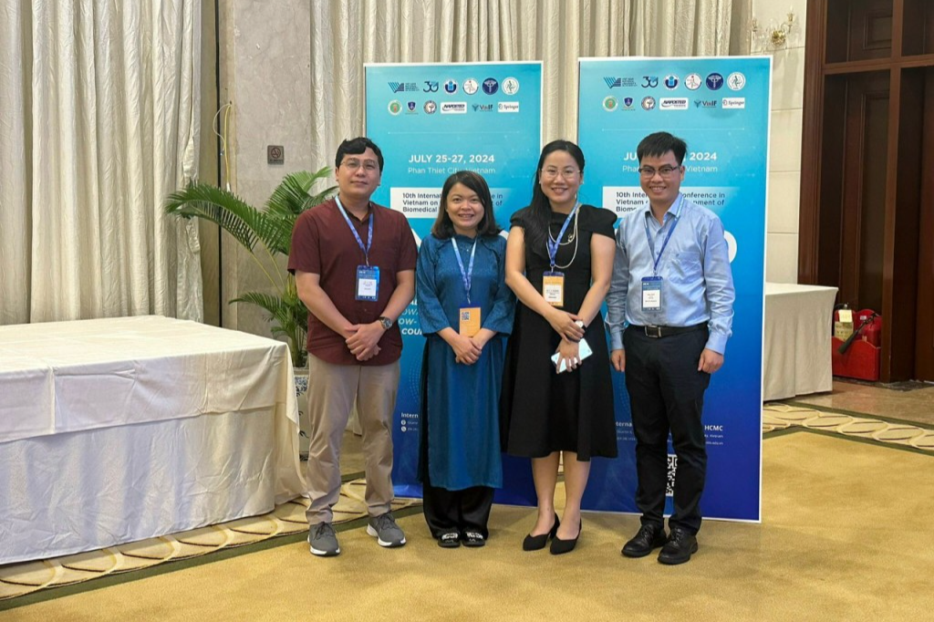 Tiến sĩ Phạm Huy Hiệu (ngoài cùng bên phải)