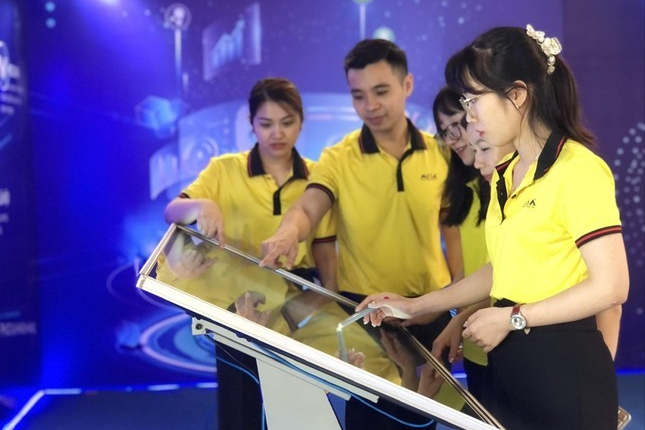 Bạn trẻ trai nghiệm khoa học công nghệ