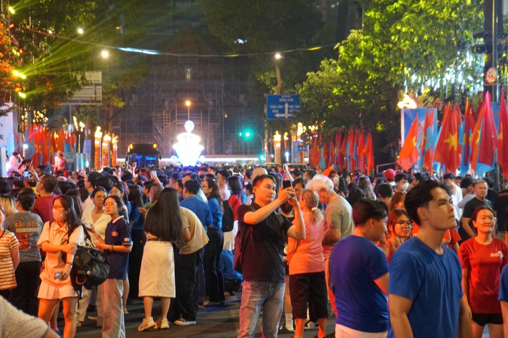 Rất đông người dân có mặt tại đêm khai mạc Youth Fest 2025