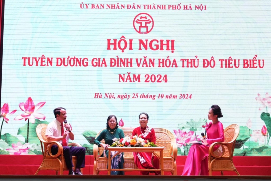 Các gia đình được tuyên dương tại Hội nghị tuyên dương Gia đình văn hoá Thủ đô tiêu biểu năm 2024 