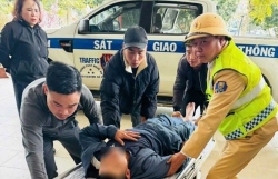 CSGT Nghệ An kịp thời hỗ trợ người đàn ông đột quỵ trên đường