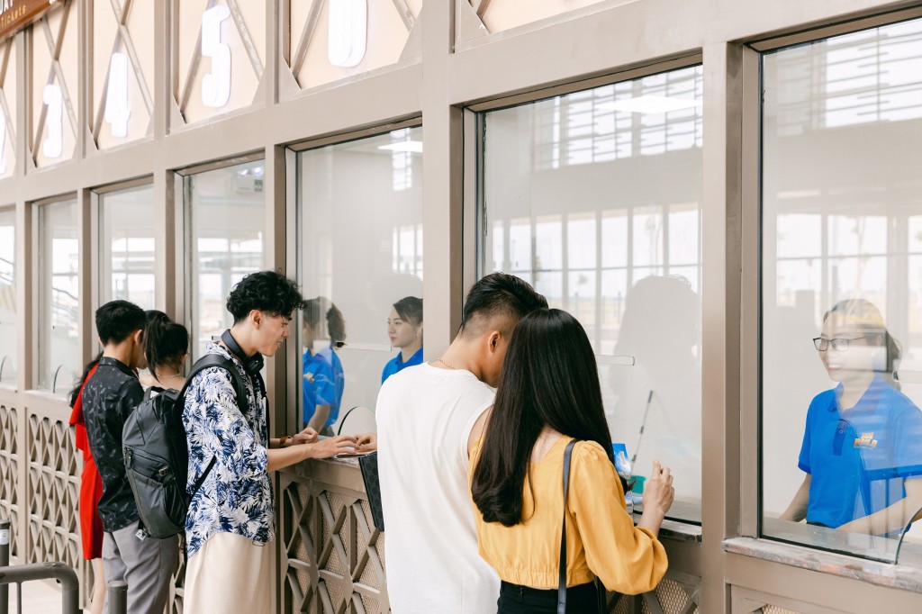 Du khách di chuyển qua tuyến cáp treo Cát Hải – Phù Long ngày càng đông vì nhanh, an toàn và thuận tiện.