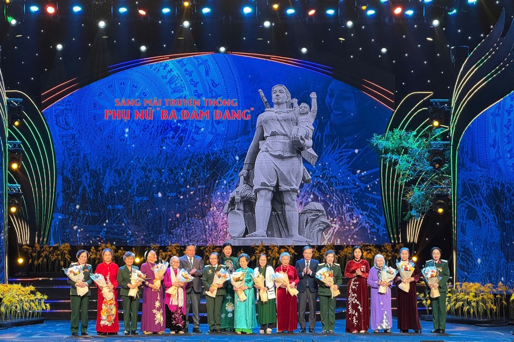 Lãnh đạo Trung ương và thành phố Hà Nội tặng hoa chúc mừng nhân chứng lịch sử phong trào phụ nữ “Ba đảm đang”