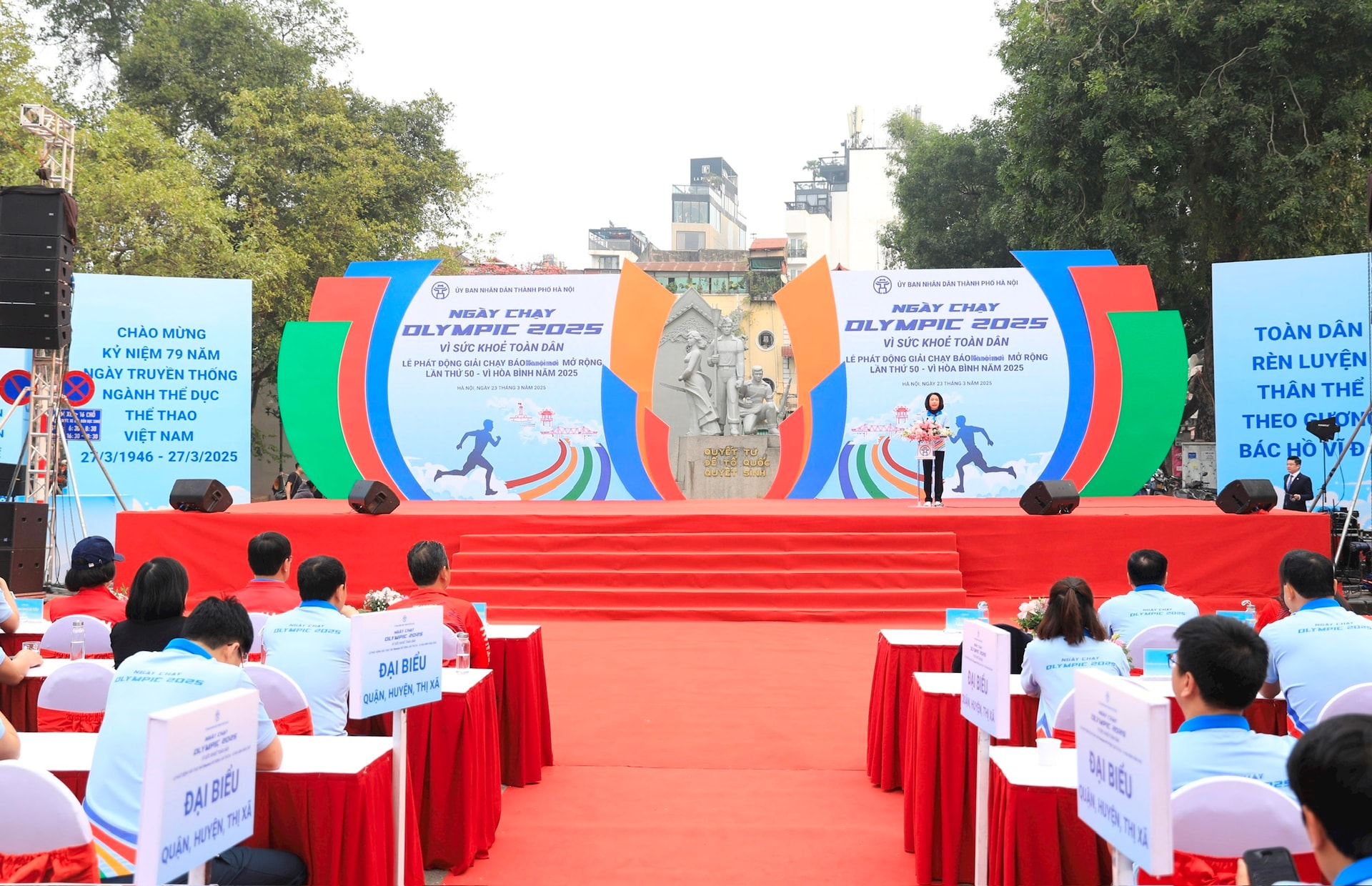 Sôi nổi Ngày chạy Olympic và Lễ phát động Giải chạy Báo Hànộimới mở rộng lần thứ 50