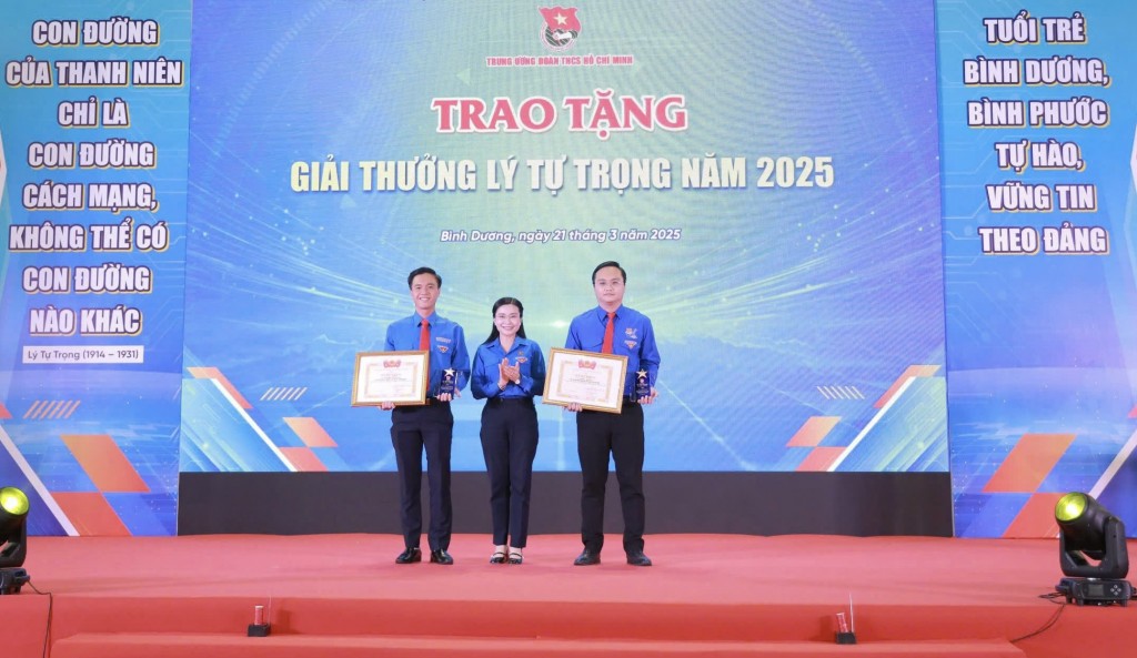 Đồng chí Nguyễn Phạm Duy Trang - Bí thư Trung ương Đoàn, Chủ tịch Hội đồng Đội Trung ương trao Giải thưởng Lý Tự Trọng cho 02 cán bộ Đoàn