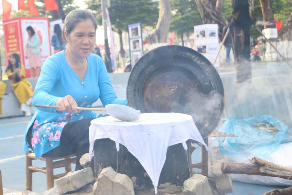Nghề làm bánh tráng Túy Loan (xã Hòa Phong, huyện Hòa Vang, TP Đà Nẵng) được giới thiệu tại sự kiện (Ảnh Đ.Minh)