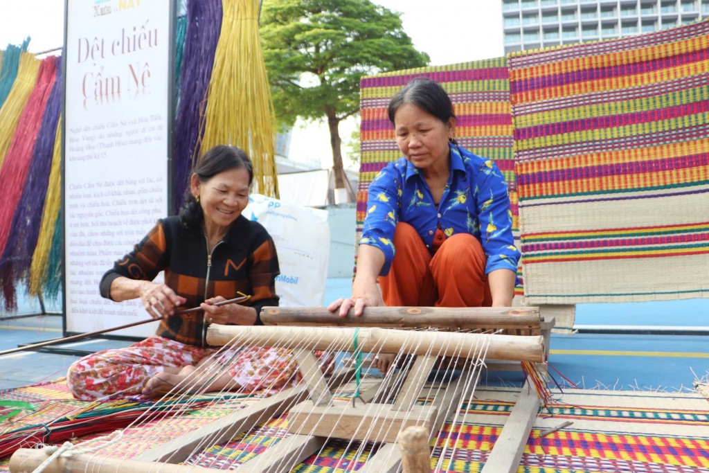 Tái hiện không gian làng nghề truyền thống dệt chiếu Cẩm Nê tại triển lãm “Đà Nẵng - Xưa và Nay” (Ảnh Đ.Minh)