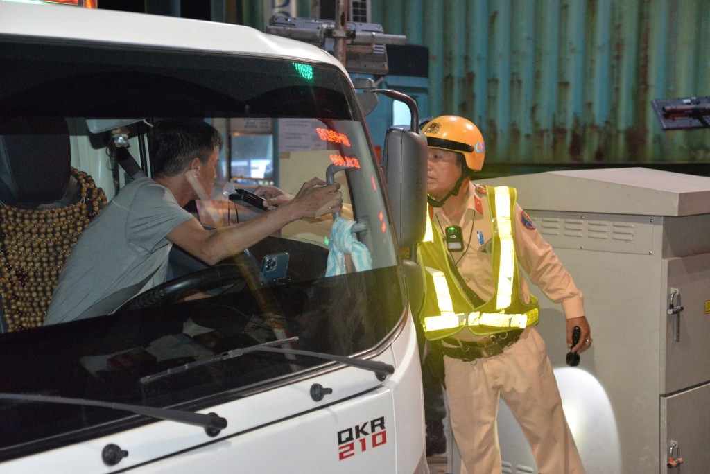 CSGT tiến hành kiểm tra nồng độ cồn đối với người điều khiển phương tiện CSGT tiến hành kiểm tra nồng độ cồn đối với người điều khiển phương tiện