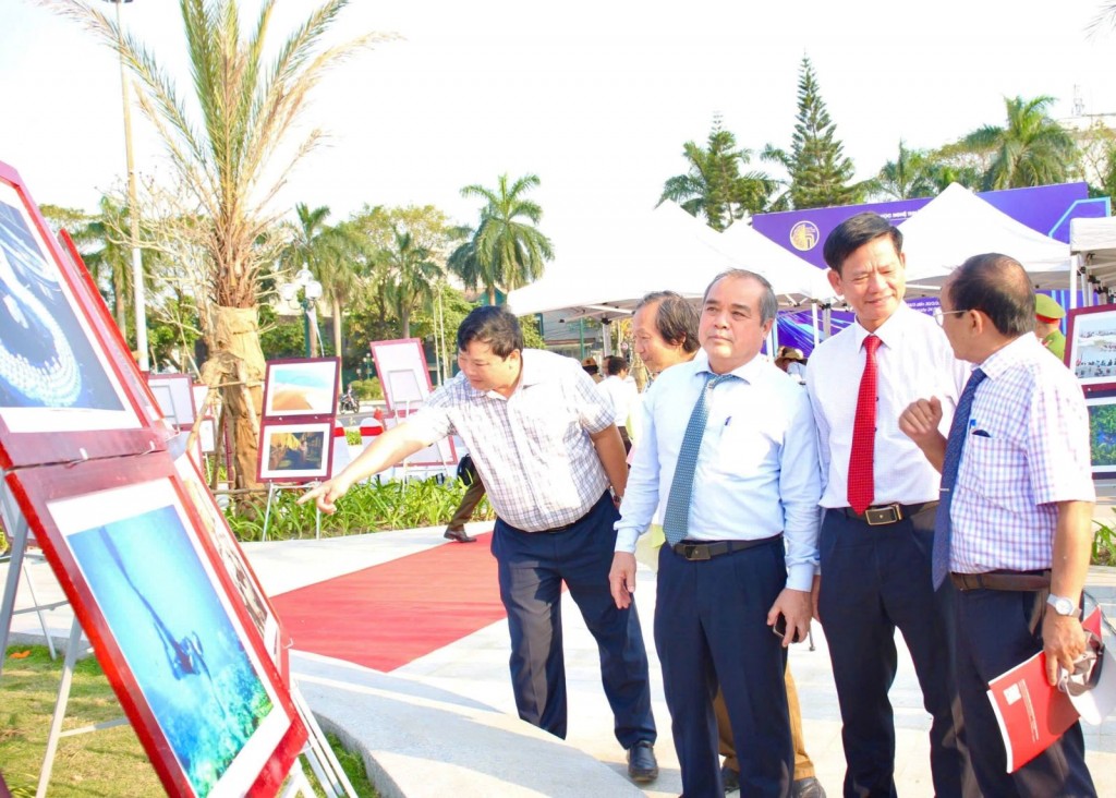 Phó Chủ tịch Thường trực UBND tỉnh Quảng Ngãi Trần Hoàng Tuấn và các đại biểu xem triển lãm ảnh (ảnh: quangngai.gov.vn)