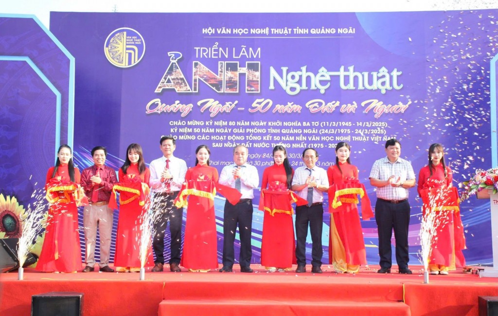 Đại biểu cắt băng khai mạc triển lãm ảnh (ảnh: quangngai.gov.vn)