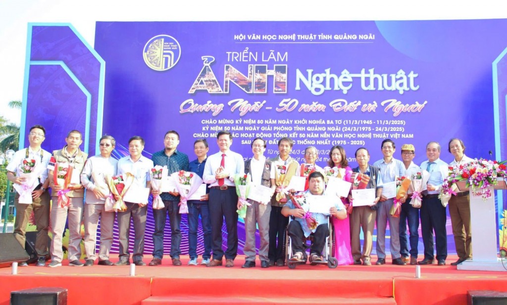 Trao Giấy chứng nhận cho các tác giải có tác phẩm trưng bày (ảnh: quangngai.gov.vn)