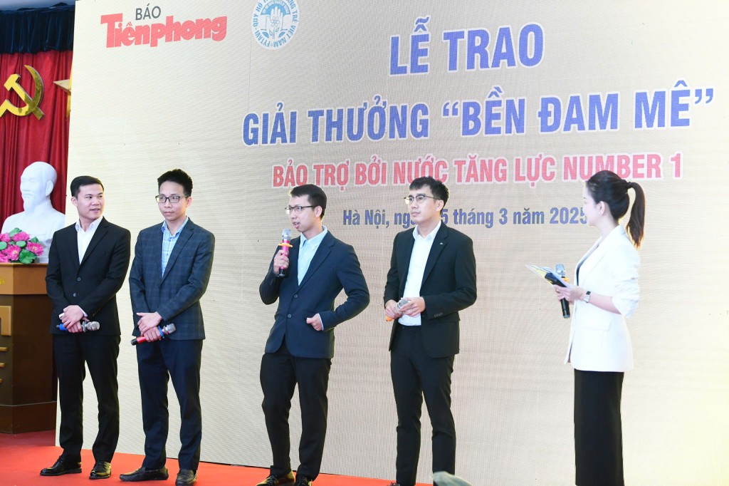 Các bạn trẻ nhận giải thưởng 