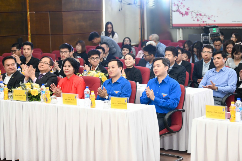 Các vị đại biểu tham dự chương trình 