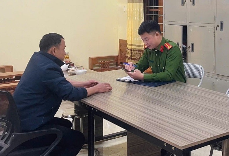 Công an xã Y Tịch tuyên truyền, giải thích cho anh Tuyến các phương thức, thủ đoạn của đối tượng lừa đảo, chiếm đoạt tài sản liên quan đến vụ việc