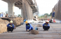 “Vượt nắng, thắng mưa” trên các “đại công trường”