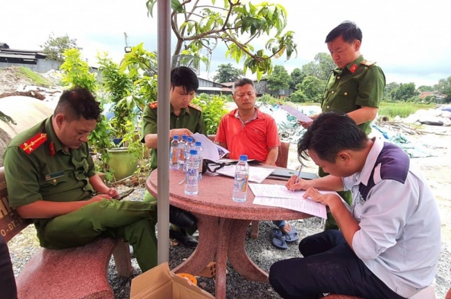 Bài 4: Khởi tố người đàn ông đổ trộm chất thải gây ô nhiễm môi trường