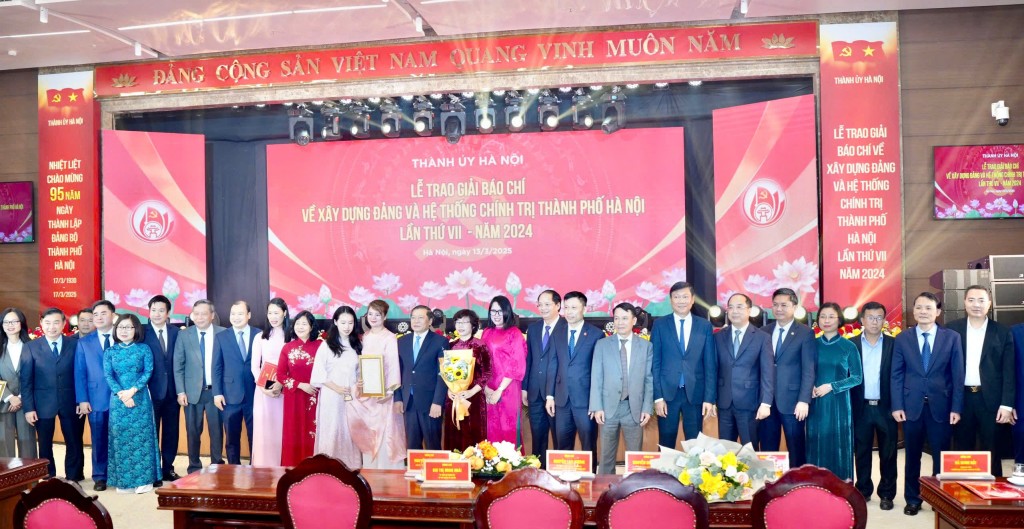 Lễ trao Giải Báo chí về xây dựng Đảng và hệ thống chính trị thành phố Hà Nội lần thứ VII - năm 2024, phóng viên báo Tuổi trẻ Thủ đô đoạt giải B