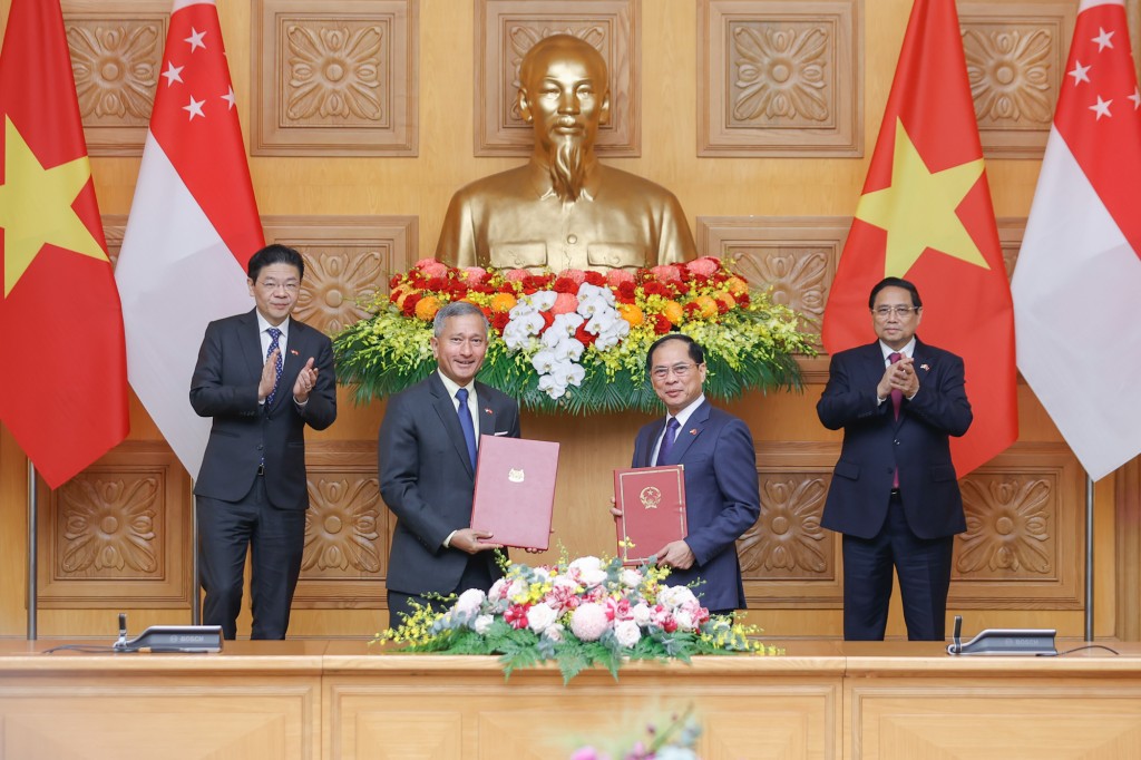 Thủ tướng Phạm Minh Chính và Thủ tướng Lawrence Wong chứng kiến lễ trao Ý định thư về hợp tác xây dựng Chương trình hành động triển khai quan hệ Đối tác Chiến lược toàn diện giai đoạn 2025-2030 giữa Bộ Ngoại giao hai nước Việt Nam - Singapore - Ảnh: VGP/Nhật Bắc Thủ tướng Phạm Minh Chính và Thủ tướng Lawrence Wong chứng kiến lễ trao Ý định thư về hợp tác xây dựng Chương trình hành động triển khai quan hệ Đối tác Chiến lược toàn diện giai đoạn 2025-2030 giữa Bộ Ngoại giao hai nước Việt Nam - Singapore - Ảnh: VGP/Nhật Bắc