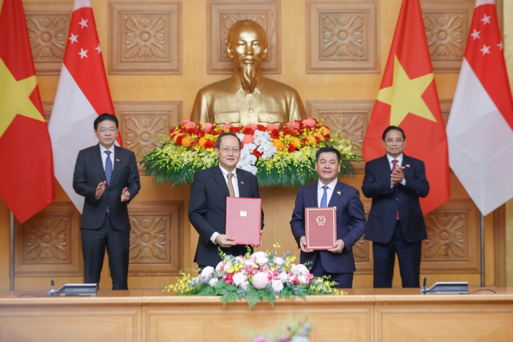 Hai Thủ tướng chứng kiến lễ trao Ý định thư về tăng cường hợp tác thương mại điện xuyên biên giới hướng tới lưới điện ASEAN giữa Bộ Công Thương hai nước Việt Nam - Singapore - Ảnh: VGP/Nhật Bắc Hai Thủ tướng chứng kiến lễ trao Ý định thư về tăng cường hợp tác thương mại điện xuyên biên giới hướng tới lưới điện ASEAN giữa Bộ Công Thương hai nước Việt Nam - Singapore - Ảnh: VGP/Nhật Bắc