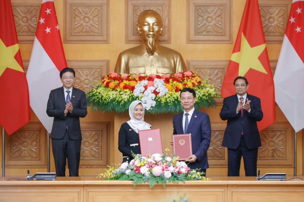 Hai Thủ tướng chứng kiến lễ trao Bản ghi nhớ về hợp tác trong lĩnh vực phát triển số và đổi mới sáng tạo giữa Bộ Khoa học và Công nghệ Việt Nam và Bộ Phát triển số và Thông tin Singapore - Ảnh: VGP/Nhật Bắc Hai Thủ tướng chứng kiến lễ trao Bản ghi nhớ về hợp tác trong lĩnh vực phát triển số và đổi mới sáng tạo giữa Bộ Khoa học và Công nghệ Việt Nam và Bộ Phát triển số và Thông tin Singapore - Ảnh: VGP/Nhật Bắc