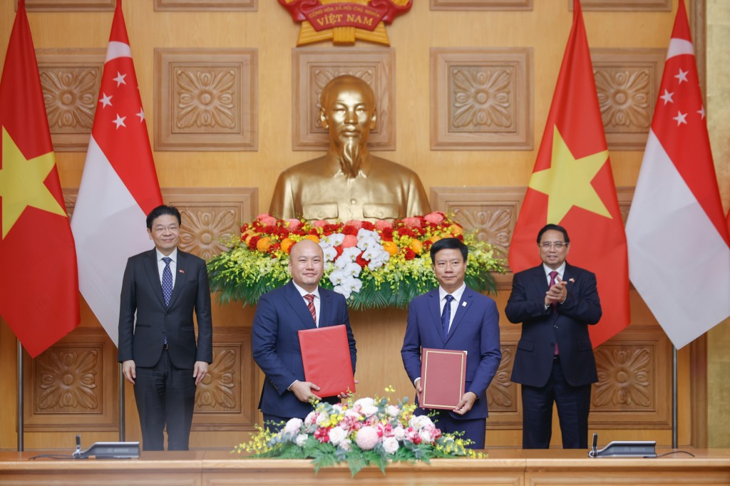 Hai Thủ tướng chứng kiến lễ trao Bản ghi nhớ hợp tác giữa Công ty cổ phần Thanh toán Quốc gia Việt Nam và Mạng lưới chuyển tiền điện tử Singapore nhằm triển khai thanh toán bán lẻ song phương qua mã QR giữa Việt Nam và Singapore - Ảnh: VGP/Nhật Bắc Hai Thủ tướng chứng kiến lễ trao Bản ghi nhớ hợp tác giữa Công ty cổ phần Thanh toán Quốc gia Việt Nam và Mạng lưới chuyển tiền điện tử Singapore nhằm triển khai thanh toán bán lẻ song phương qua mã QR giữa Việt Nam và Singapore - Ảnh: VGP/Nhật Bắc