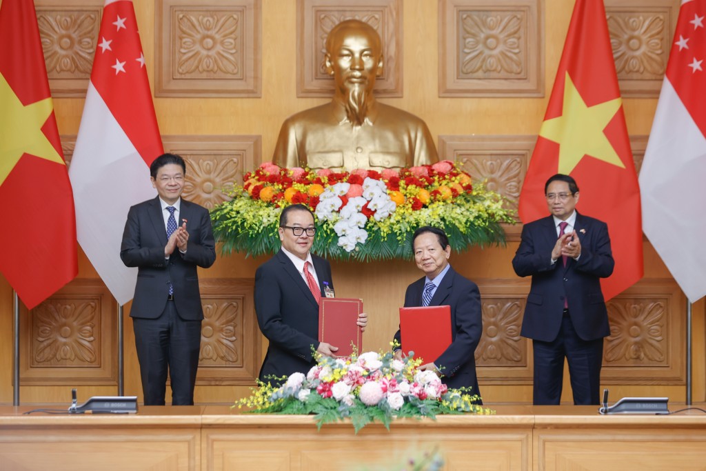 Hai Thủ tướng chứng kiến lễ trao Bản ghi nhớ hợp tác giữa Hội Hữu nghị Việt Nam và Quỹ Quốc tế Singapore - Ảnh: VGP/Nhật Bắc Hai Thủ tướng chứng kiến lễ trao Bản ghi nhớ hợp tác giữa Hội Hữu nghị Việt Nam và Quỹ Quốc tế Singapore - Ảnh: VGP/Nhật Bắc