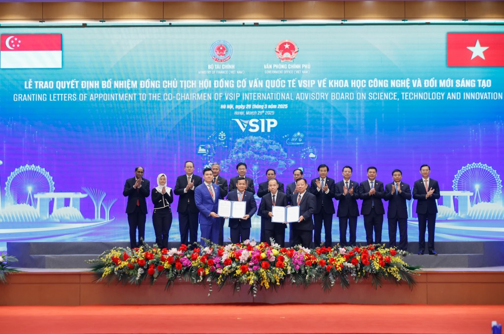 Hai Thủ tướng chứng kiến trao các quyết định bổ nhiệm Chủ tịch Hội đồng Cố vấn quốc tế VSIP về khoa học công nghệ và đổi mới sáng tạo - Ảnh: VGP/Nhật Bắc Hai Thủ tướng chứng kiến trao các quyết định bổ nhiệm Chủ tịch Hội đồng Cố vấn quốc tế VSIP về khoa học công nghệ và đổi mới sáng tạo - Ảnh: VGP/Nhật Bắc