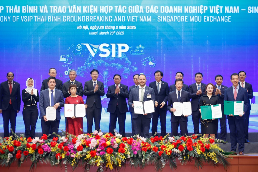 Hai Thủ tướng chứng kiến lễ trao các văn kiện hợp tác đầu tư giữa doanh nghiệp Việt Nam và Singapore - Ảnh: VGP/Nhật Bắc Hai Thủ tướng chứng kiến lễ trao các văn kiện hợp tác đầu tư giữa doanh nghiệp Việt Nam và Singapore - Ảnh: VGP/Nhật Bắc