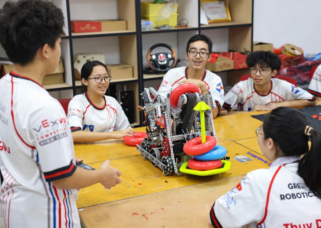 Học sinh trường THPT Chuyên Hà Nội - Amsterdam chuẩn bị cho cuộc thi robotics thế giới (Ảnh: Thanh Tùng)